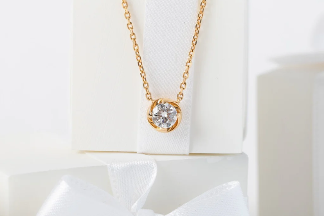 【後悔しないお買い物ガイド】オレフィーチェで一粒ダイヤモンドネックレスを検討している方へ